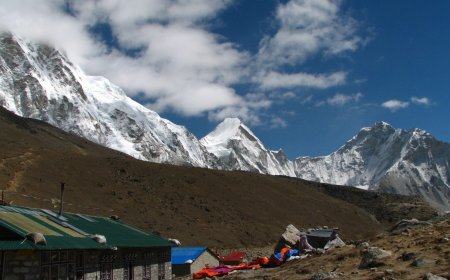 When to Descend: Altitude Sickness on Nepal Treks (2026)