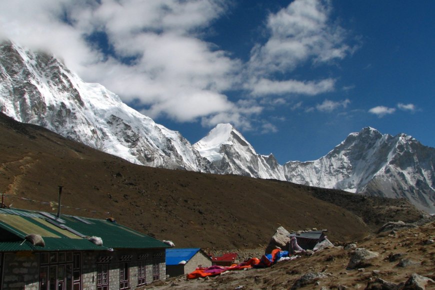 When to Descend: Altitude Sickness on Nepal Treks (2026)