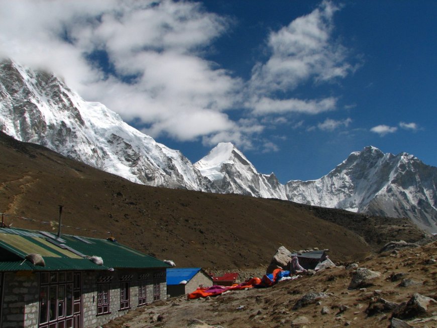 When to Descend: Altitude Sickness on Nepal Treks (2026)